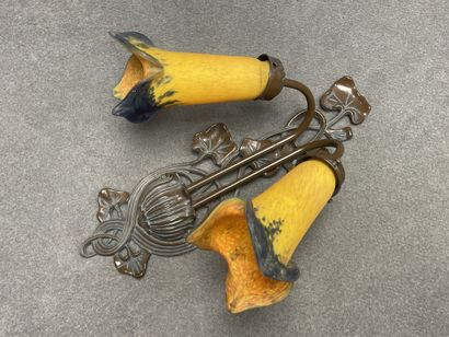 Applique ornée de deux tulipes en verre....