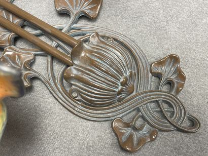 Applique ornée de deux tulipes en verre....
