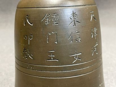 Asie. 
Cloche en bronze. 
H. :18 cm. 
Ac...