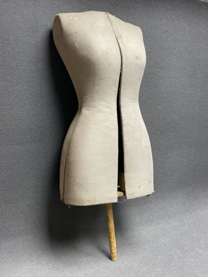 Mannequin de couturière réglable
H: 90 cm
Manque...