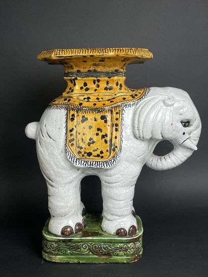 Sellette porte-pot en céramique figurant...