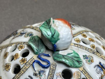 Pot pourri en porcelaine allemande ajourée,...