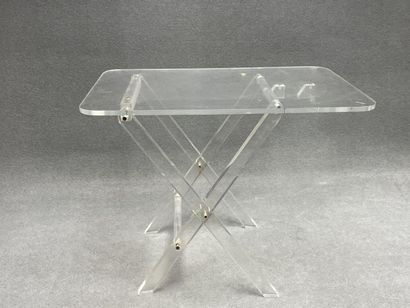 Trois petites tables pliantes en plexiglass....