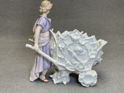 Femmes au chariot de fleurs. 
Deux statuettes...