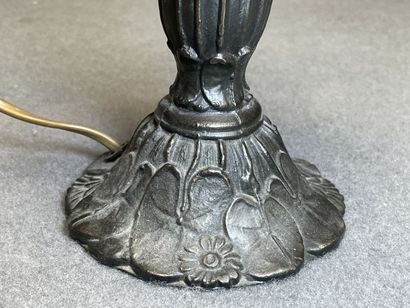 Lampe en métal patiné, abat jour en marqueterie...
