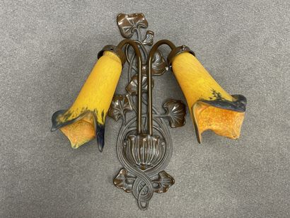 Applique ornée de deux tulipes en verre....
