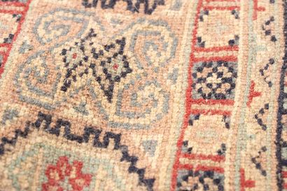 Pakistanais, travail moderne 
Tapis en laine...