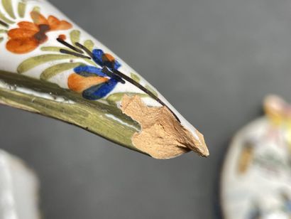 Lot de faïences de Quimper :

Paire de bouquetières...