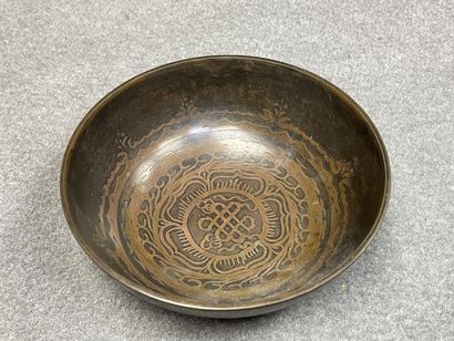 Asie 
Coupe en bronze patiné. 
H. :4 cm....