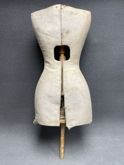 Mannequin de couturière réglable
H: 90 cm
Manque...