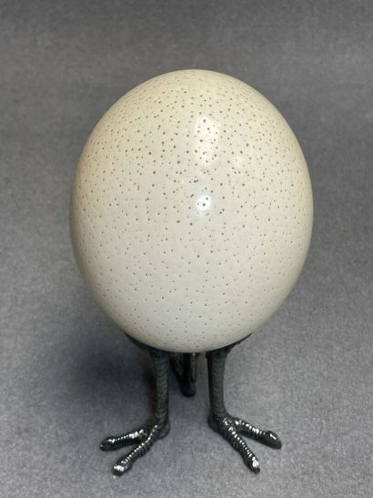 Oeuf d'autruche sur socle métallique pied...