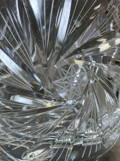 Carafe en cristal taillé. 
H. :27 cm.