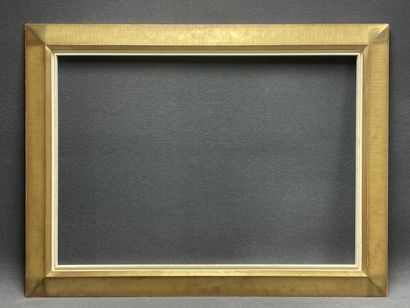 Grand cadre en bois et stuc doré. 
Dim int...