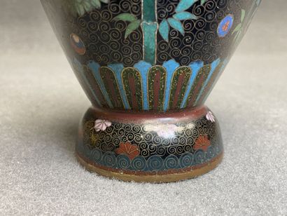 Vase en émaux cloisonnés à décor de végétaux....