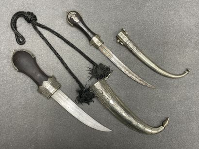 Deux koumia d'Afrique du nord. 
L. :44 cm...