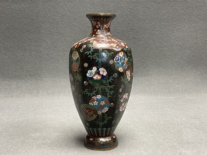Vase en émaux cloisonnés à décor de végétaux....