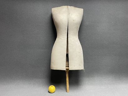 Mannequin de couturière réglable
H: 90 cm
Manque...