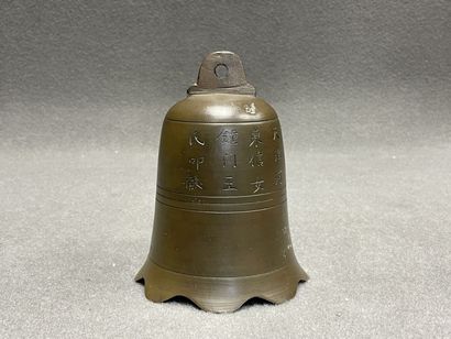 Asie. 
Cloche en bronze. 
H. :18 cm. 
Ac...