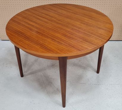 Table ronde en placage de bois exotique.
D:...