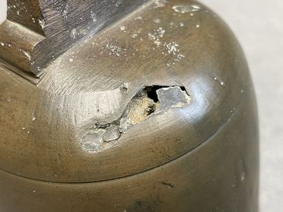 Asie. 
Cloche en bronze. 
H. :18 cm. 
Ac...