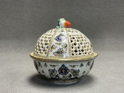 Pot pourri en porcelaine allemande ajourée,...