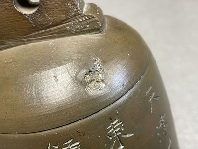 Asie. 
Cloche en bronze. 
H. :18 cm. 
Ac...