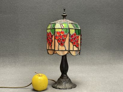 Lampe en métal patiné, abat jour en marqueterie...