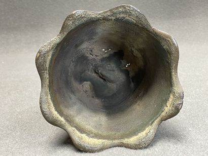 Asie. 
Cloche en bronze. 
H. :18 cm. 
Ac...