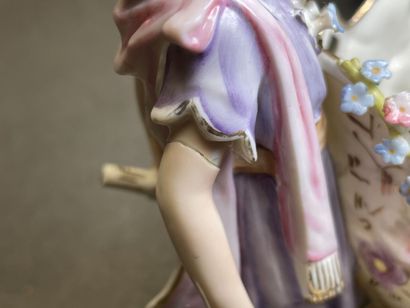 Femmes au chariot de fleurs. 
Deux statuettes...