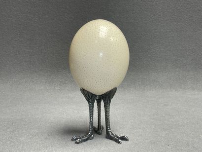 Oeuf d'autruche sur socle métallique pied...