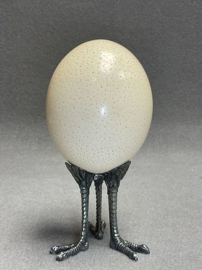 Oeuf d'autruche sur socle métallique pied...