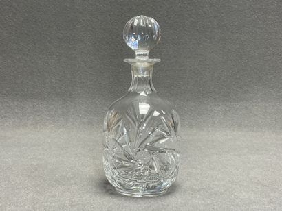 Carafe en cristal taillé. 
H. :27 cm.