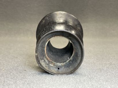 Asie. 
Vase en bronze. 
H. :13 cm. 
sans...