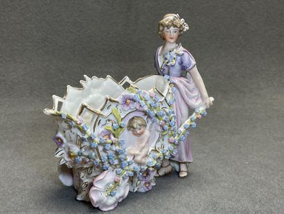 Femmes au chariot de fleurs. 
Deux statuettes...