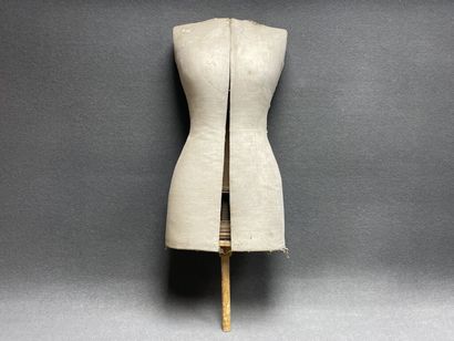 Mannequin de couturière réglable
H: 90 cm
Manque...