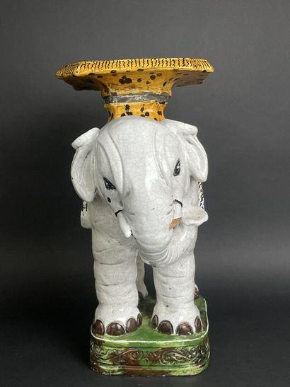 Sellette porte-pot en céramique figurant...
