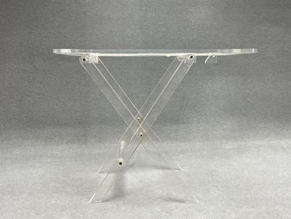 Trois petites tables pliantes en plexiglass....