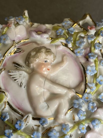 Femmes au chariot de fleurs. 
Deux statuettes...