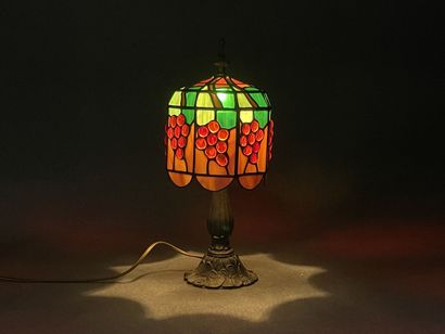 Lampe en métal patiné, abat jour en marqueterie...