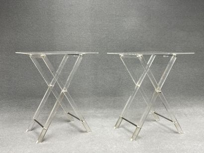 Trois petites tables pliantes en plexiglass....