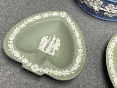 WEDGWOOD. 
Deux vide poche et une boite ronde....