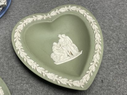WEDGWOOD. 
Deux vide poche et une boite ronde....