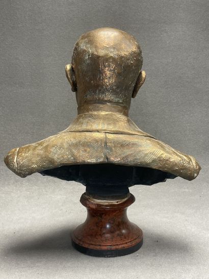 Buste d'homme en bronze sur socle marbre....