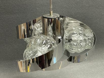 Lustre en tôle chromée et verre. 
Années...