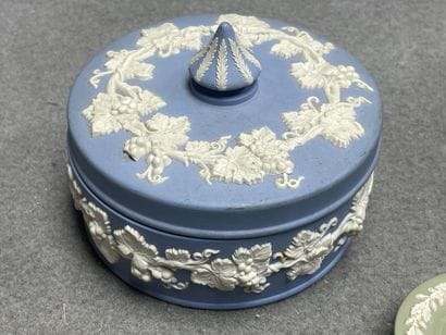 WEDGWOOD. 
Deux vide poche et une boite ronde....
