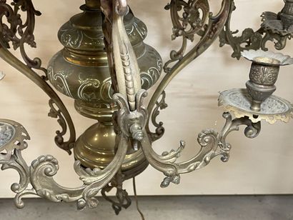 Grande suspension en régule patiné et opaline...