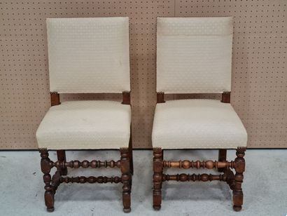 Deux chaises Louis XIII, garnies de tissu...