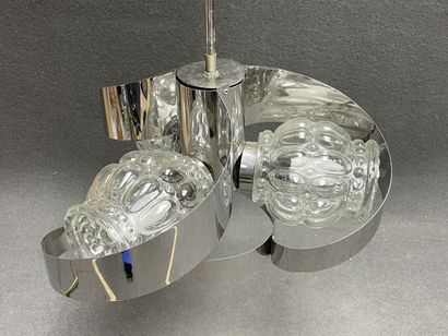 Lustre en tôle chromée et verre. 
Années...