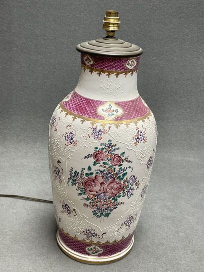 Pied de lampe en porcelaine
H. :45 cm.