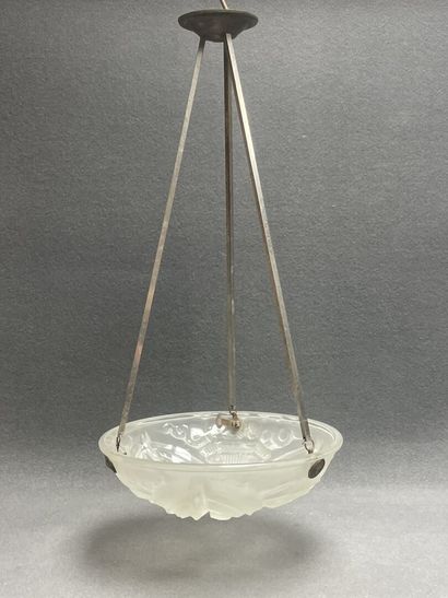 Suspension en verre moulé 
Années 1940.
H:...